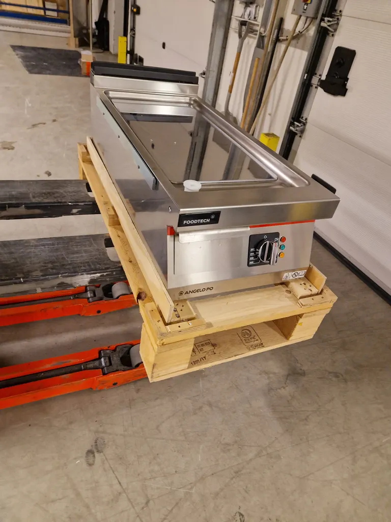 Icon9000 flatgrill med slett kromplate (Red Line)