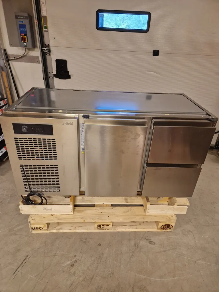 UNIVERSAL kjølebenk 1 dør + 2 skuffer uten arbeidstopp