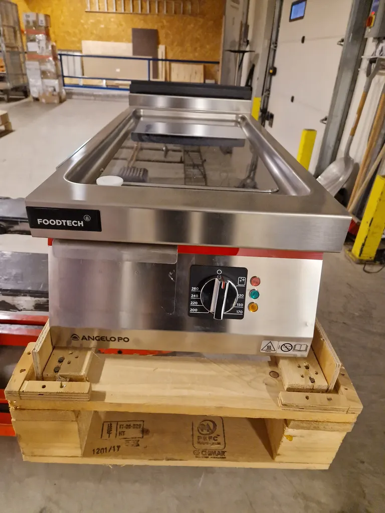 Icon9000 flatgrill med slett kromplate (Red Line)