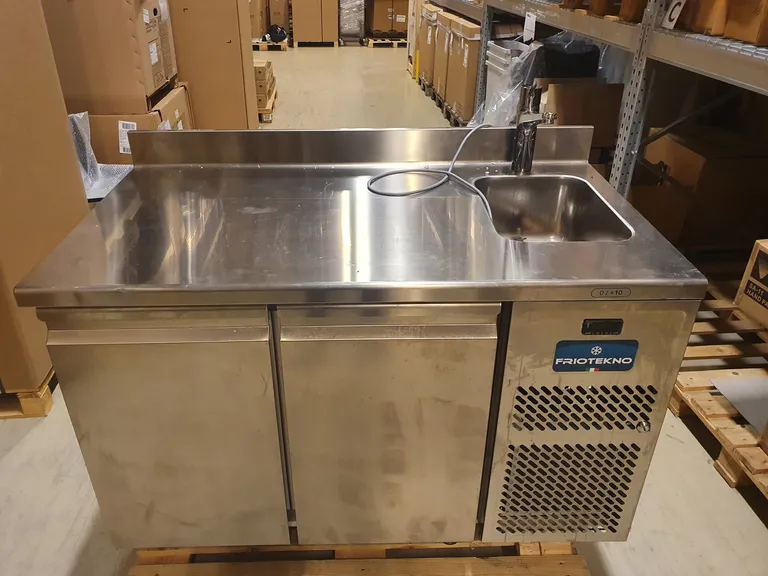 Plus 700 kjølebenk 2 dører, arbeidstopp med oppkant bak og vask